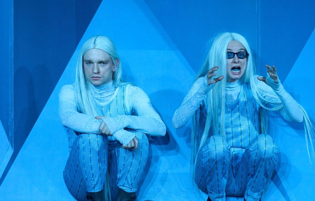 Luzerner Theater Nieder mit den Alpen Bastian Inglin Carina Thurner Foto Emanuel Ammon