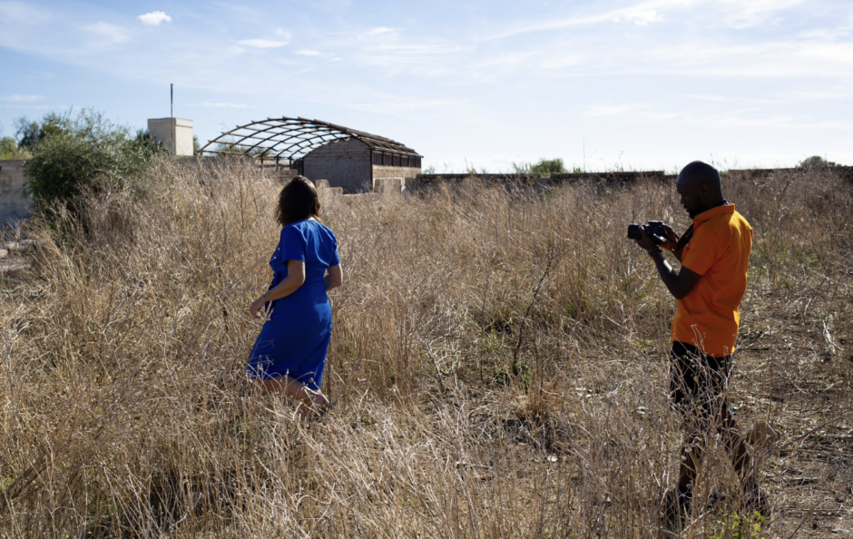 Zwei Personen auf einem Feld mit trockenem Gras und Land